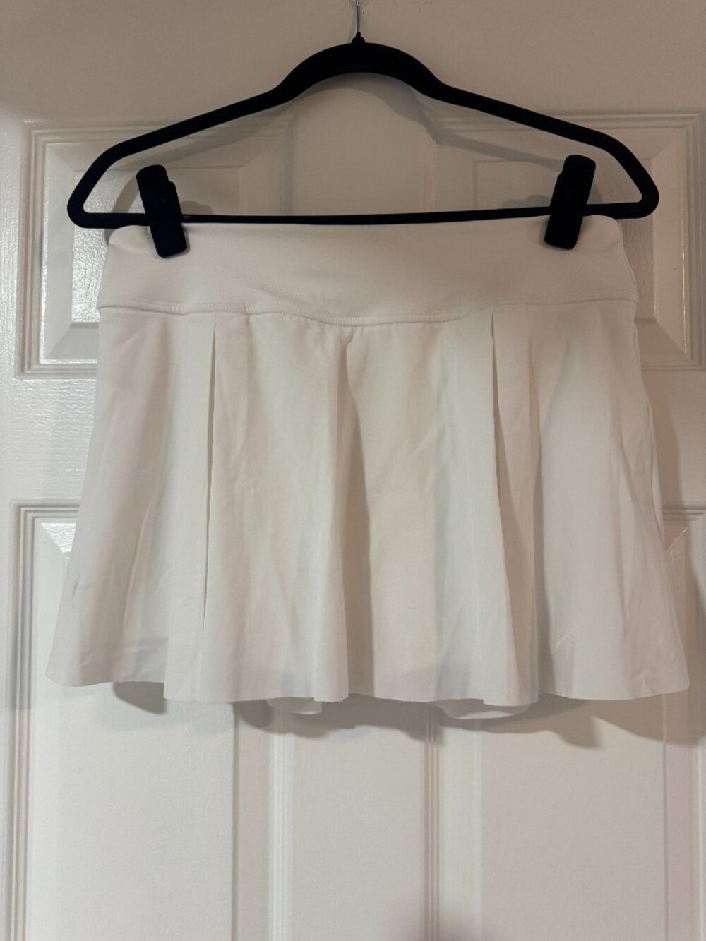 Size M - Nike White Pleated Athletic Skort